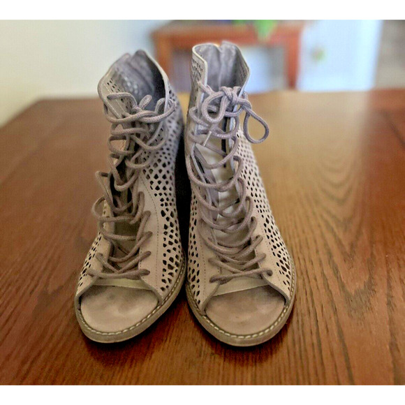 Vince Camuto Tan Tarita Laser Cut Bootie Lace Up Heels Women's Size 9M - Picture 2 of 9